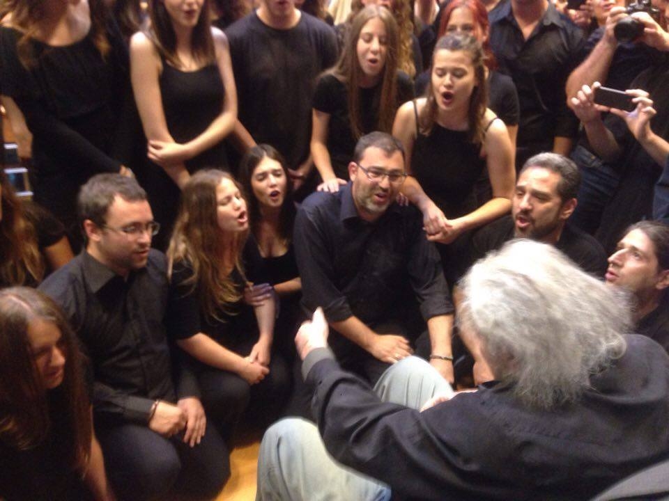 Ο Μίκης Θεοδωράκης διευθύνει την ομάδα Passe-pARTout