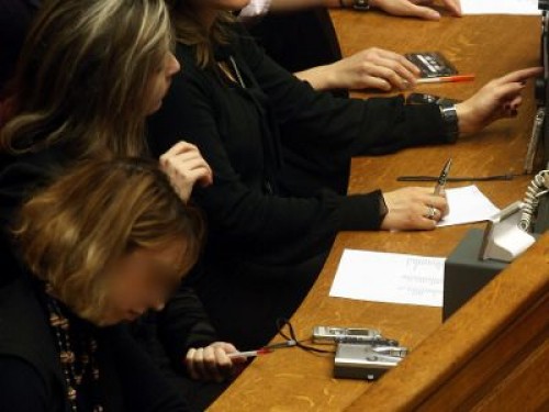 πεντακόσιοι-υπάλληλοι-της-βουλής-παρ-13819