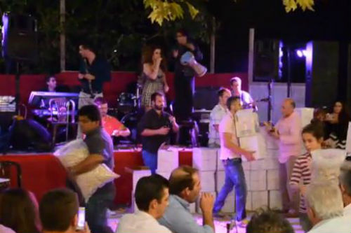 ακόμα-ανοίγουν-σαμπάνιες-στο-πανηγύρ-91322