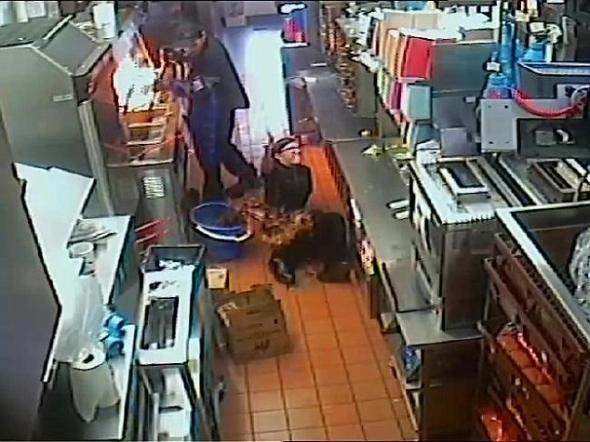 εργαζόμενη-σε-αλυσίδα-φαστ-φουντ-καίγ-341468