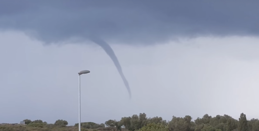 σπάνιο-φαινόμενο-υδροστρόβιλος-στα-χ-365934