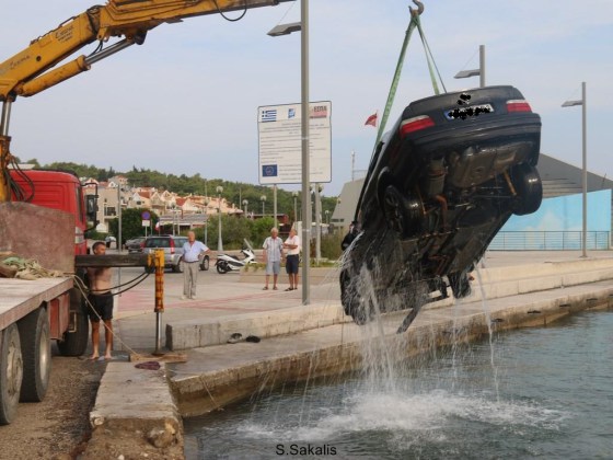 αυτοκίνητο-φούνταρε-στη-θάλασσα-photos-416392