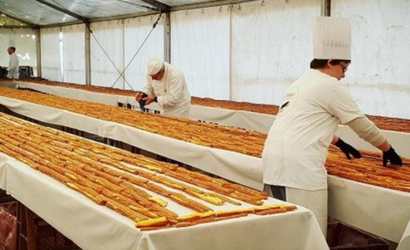 παγκόσμιο-ρεκόρ-με-εκλέρ-σοκολάτας-676-μ-446479