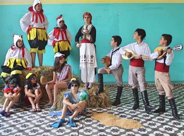 παιδιά-και-δάσκαλοι-ανεβάζουν-τις-όρ-543743