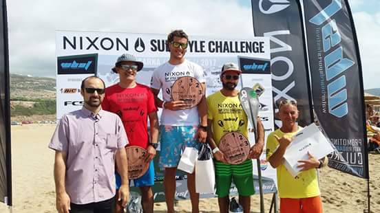 Χανιά | Αγώνες SupSurf πάνω στα κύματα στα Φαλάσαρνα | zarpanews.gr