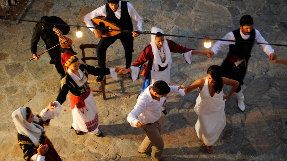 ένας-αθηναίος-σε-κρητικό-γάμο-παρατηρ-583843