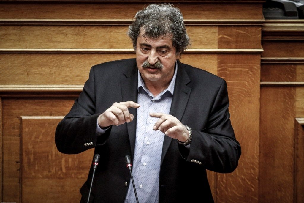 πολάκης-με-βελόνα-και-κλωστή-ράβετε-κ-655334
