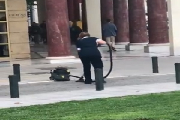 η-ελληνίδα-μάνα-σε-ένα-βίντεο-καθαρίζε-681206