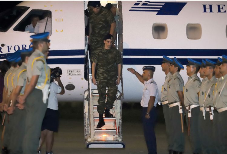 το-παρασκήνιο-της-απελευθέρωσης-των-δ-726237