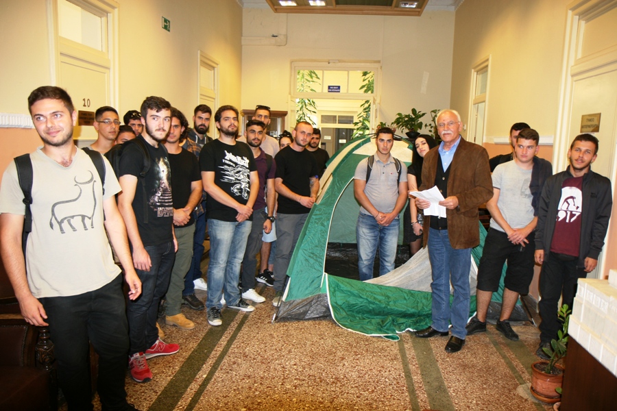 φοιτητές-κατασκήνωσαν-στην-αντιπε-762855