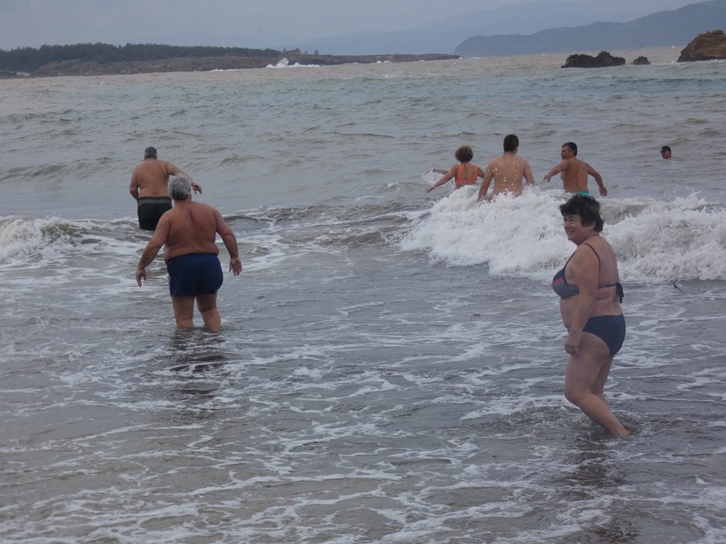 πίτα-αγιασμός-και-παγωμένες-βουτιές-797422