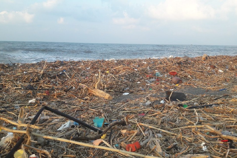 χανιά-απέραντη-χωματερή-η-παραλία-του-822431