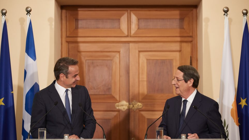 μία-γραβάτα-έκανε-δώρο-ο-κυριάκος-μητσ-900292