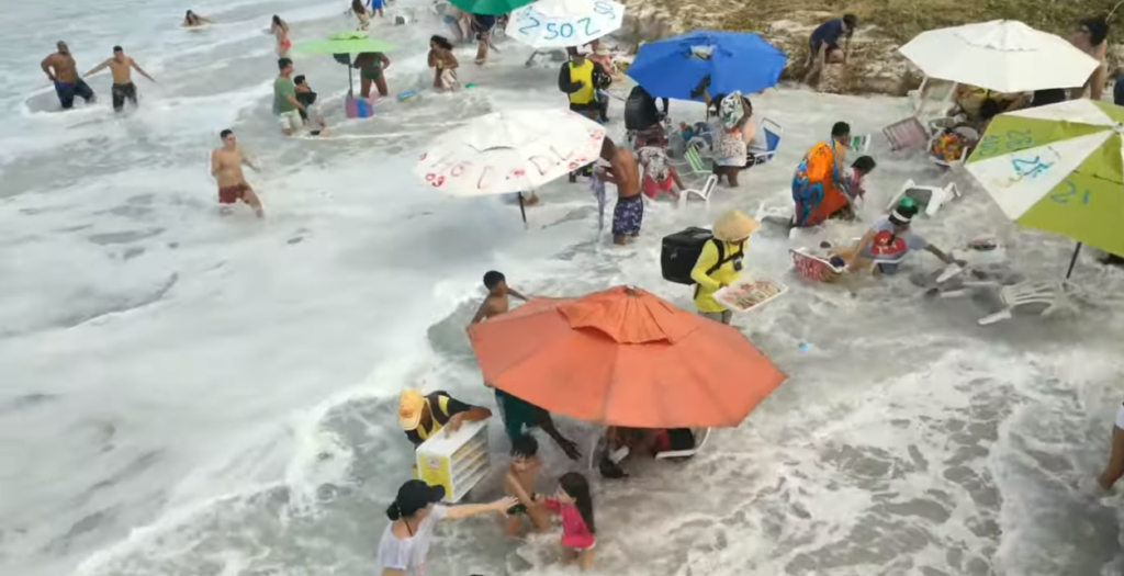 κύμα-φτάνει-σε-παραλία-και-παρασύρει-ο-899619