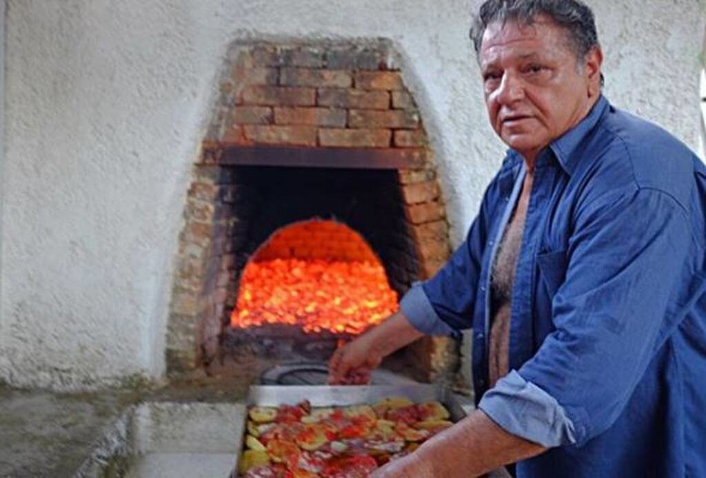 ο-γιώργος-παρτσαλάκης-ποζάρει-αγκαλι-913105