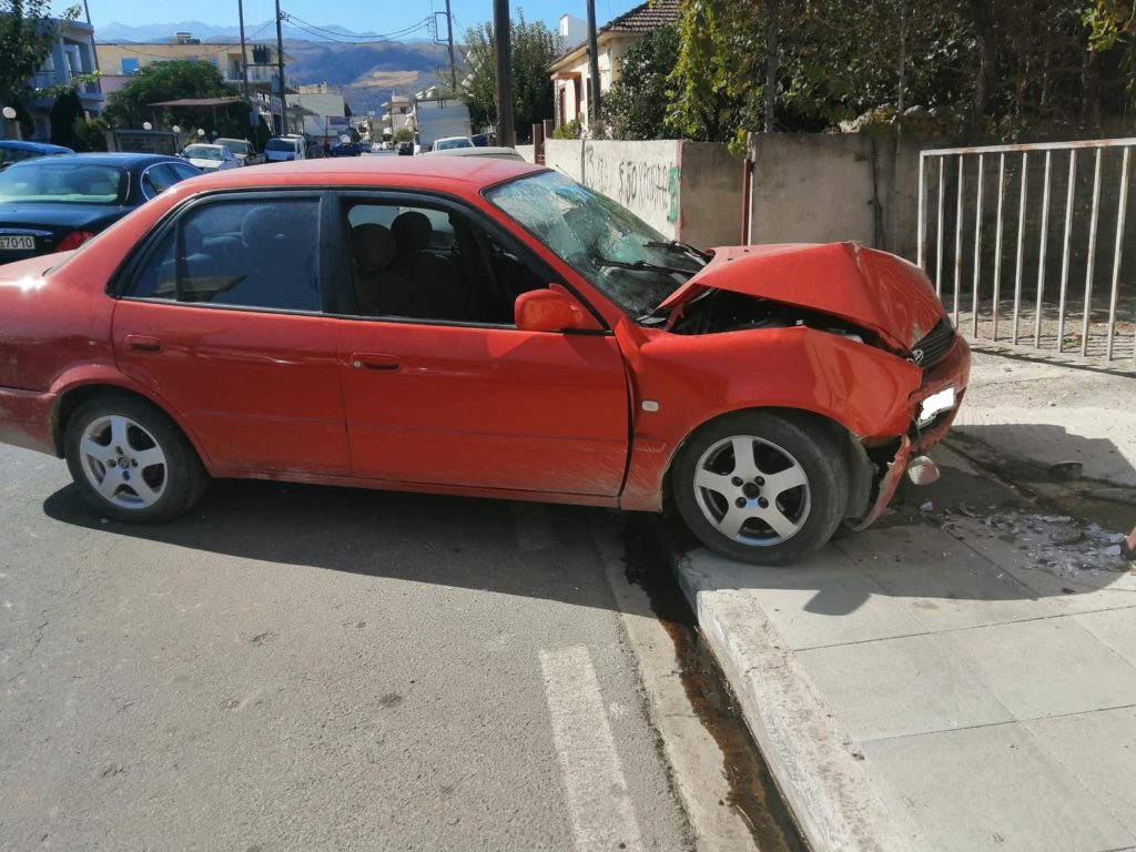 χανιά-καρφώθηκε-με-το-αμάξι-σε-σιδερ-927879