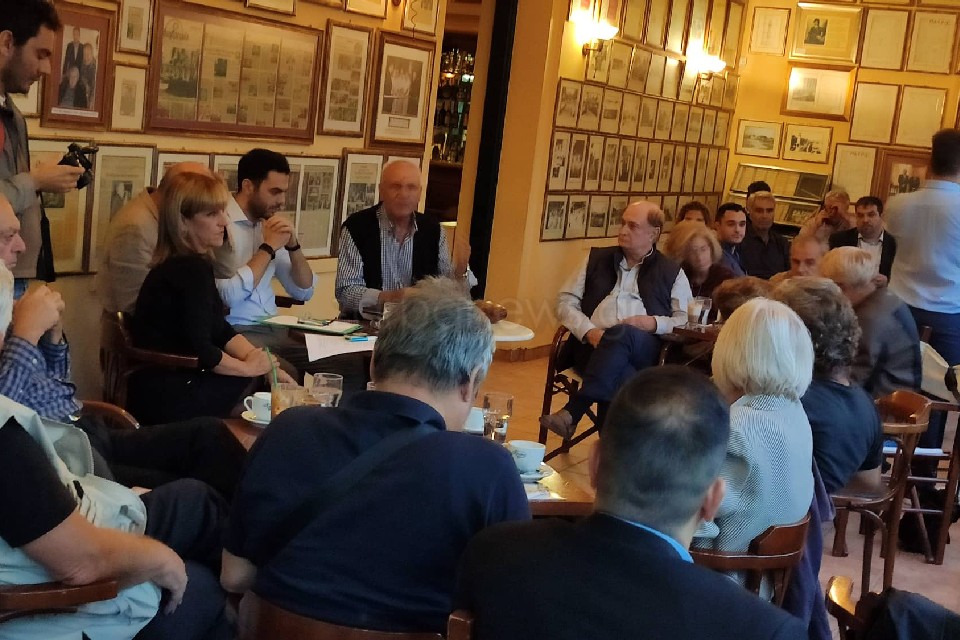 συναντήθηκε-με-μέλη-του-κιναλ-στα-χανι-941995
