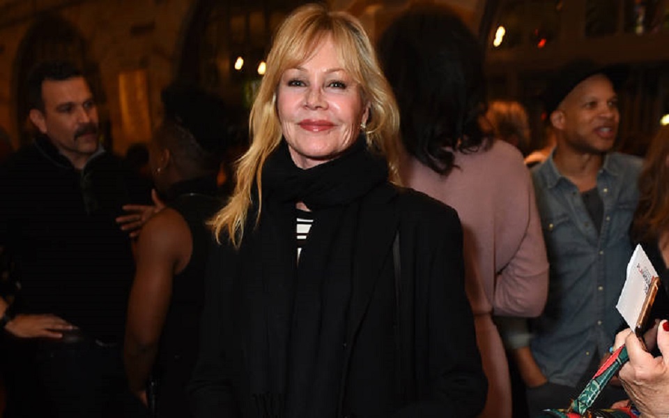 η-μέλανι-γκρίφιθ-ποζάρει-στα-62-της-μόνο-945944