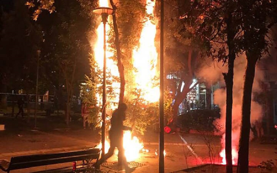 κάηκε-και-το-δεύτερο-χριστουγεννιάτι-971154
