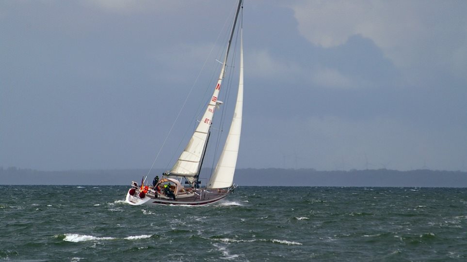 ακυβέρνητο-ιστιοφόρο-με-4-επιβαίνοντε-974938