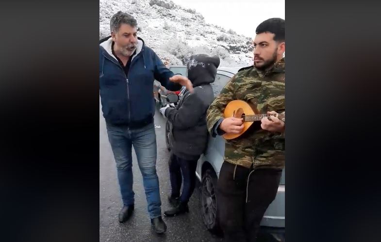 κρητικό-παρεάκι-τραγουδά-μαντινάδες-975899