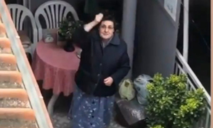 παοκτζού-γιαγιά-φωνάζει-σύνθημα-στο-μ-1022405