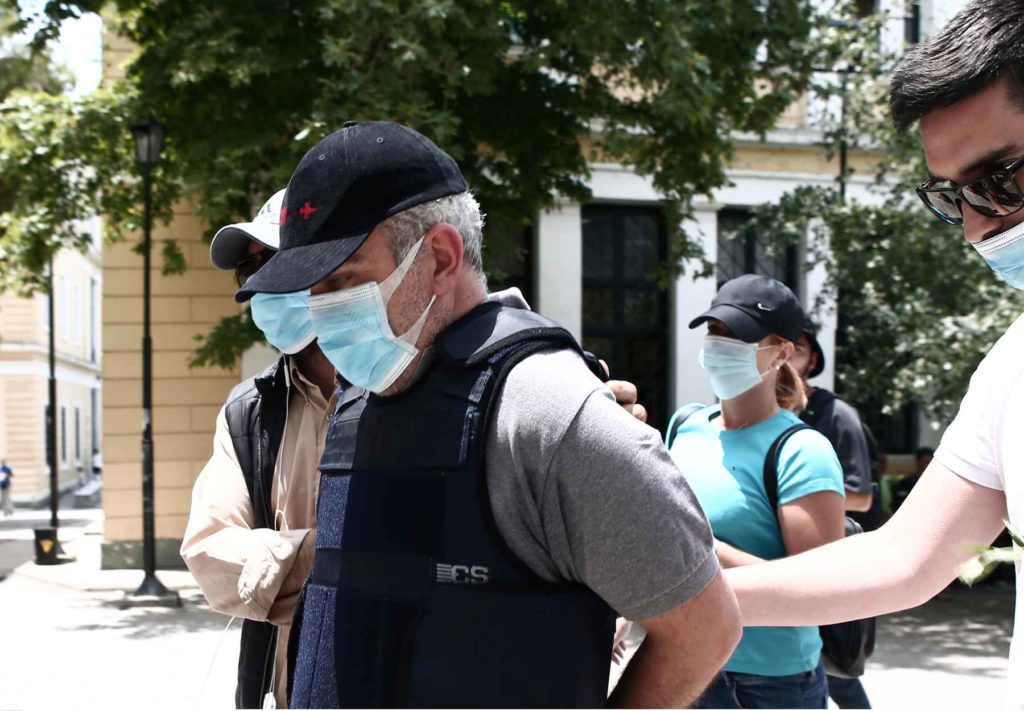 ο-γιατρός-μαϊμού-πόζαρε-μέσα-σε-χειρ-1064769
