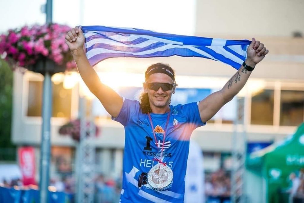χανιά-ο-κώστας-βαρουχάκης-κολυμπάει-α-1056327