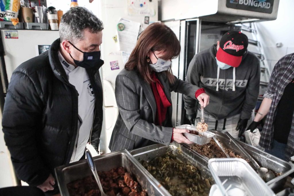 η-πρόεδρος-της-δημοκρατίας-μοιράζει-σ-1154519