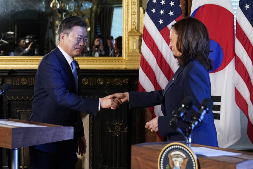 καμάλα-χάρις-viral-το-βίντεο-που-σκουπίζε-1227051