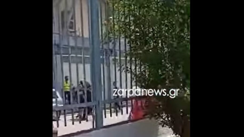 χανιά-δείτε-το-ξύλο-που-έπεσε-έξω-από-τ-1218649