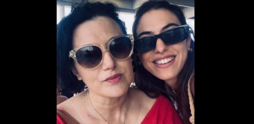 μητέρα-και-κόρη-στην-ίδια-σχολή-to-μήνυ-1273829