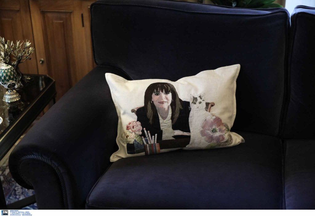 δείτε-το-μαξιλαράκι-στον-καναπέ-του-πρ-1289940