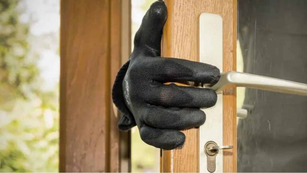 κρήτη-μπούκαρε-σε-σπίτι-και-πήρε-μετρη-1291403