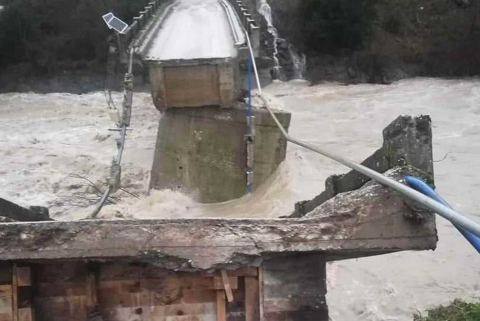 γέφυρα-κόπηκε-στα-δύο-και-κατέρρευσε-1335632