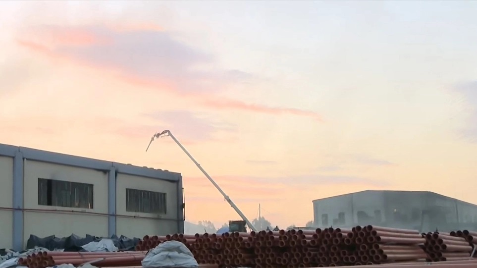 ασπρόπυργος-σε-ύφεση-η-φωτιά-σε-εργοστ-1460743