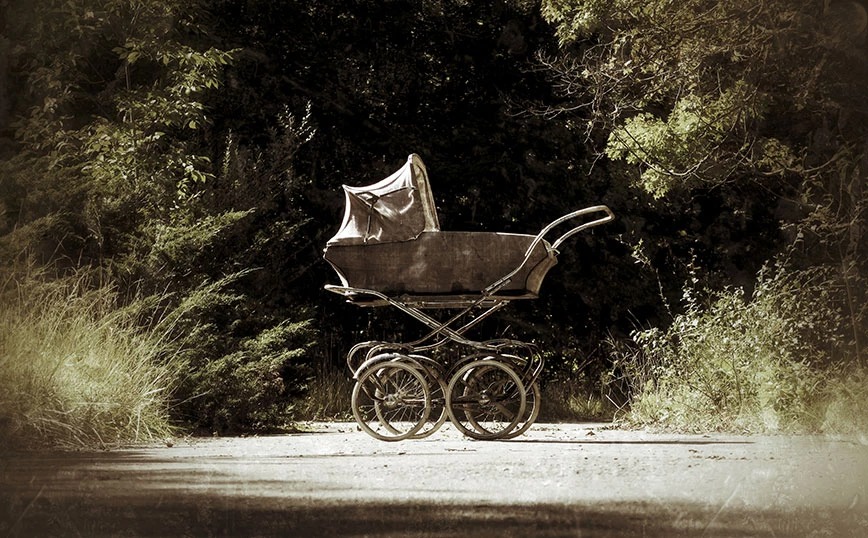 βρήκε-στα-σκουπίδια-ένα-μωρό-καλυμμέν-1493169