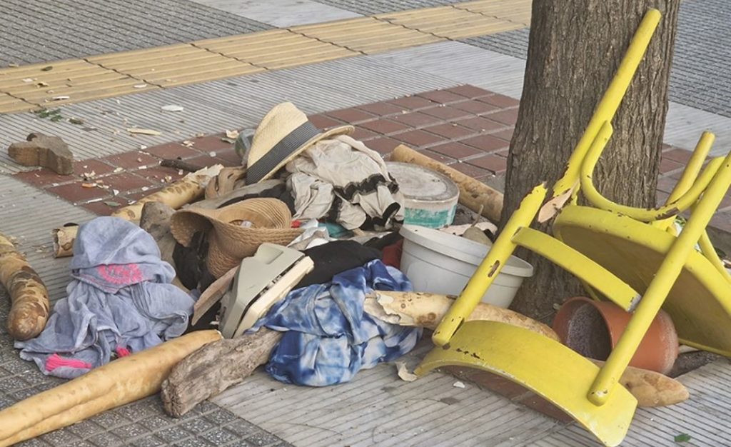 βγήκε-γυμνή-στο-μπαλκόνι-και-πετούσε-σ-1484249