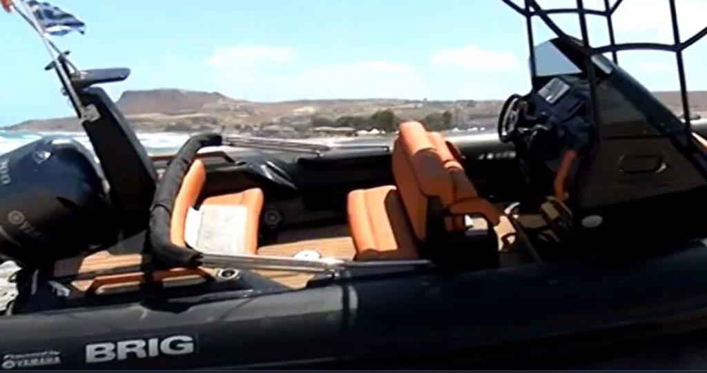 ακυβέρνητο-πολυτελές-σκάφος-από-την-μ-1489630