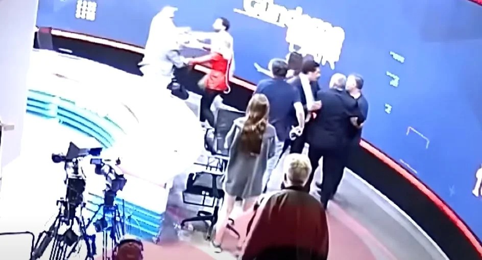 χαμός-σε-τηλεοπτική-εκπομπή-στην-τουρ-1502205