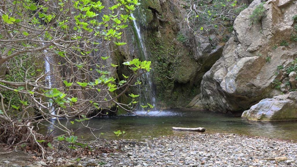 ένας-καταρράκτης-στην-κρήτη-ανάμεσα-σ-1526233