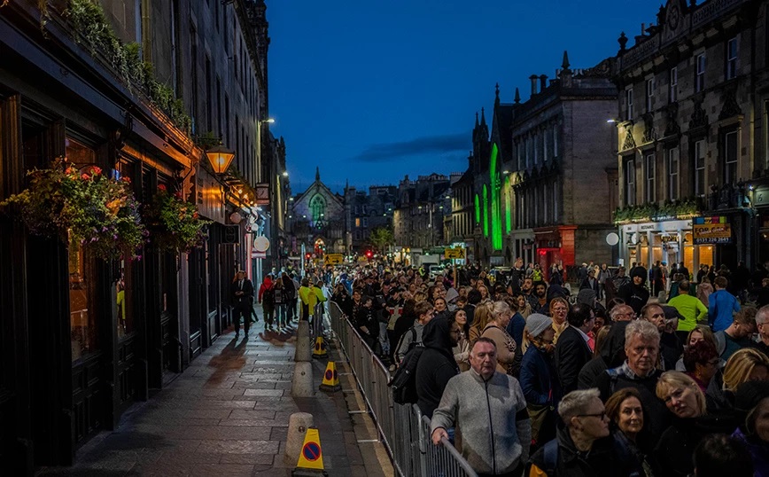 βασίλισσα-ελισάβετ-ουρές-χιλιάδων-πο-1524670