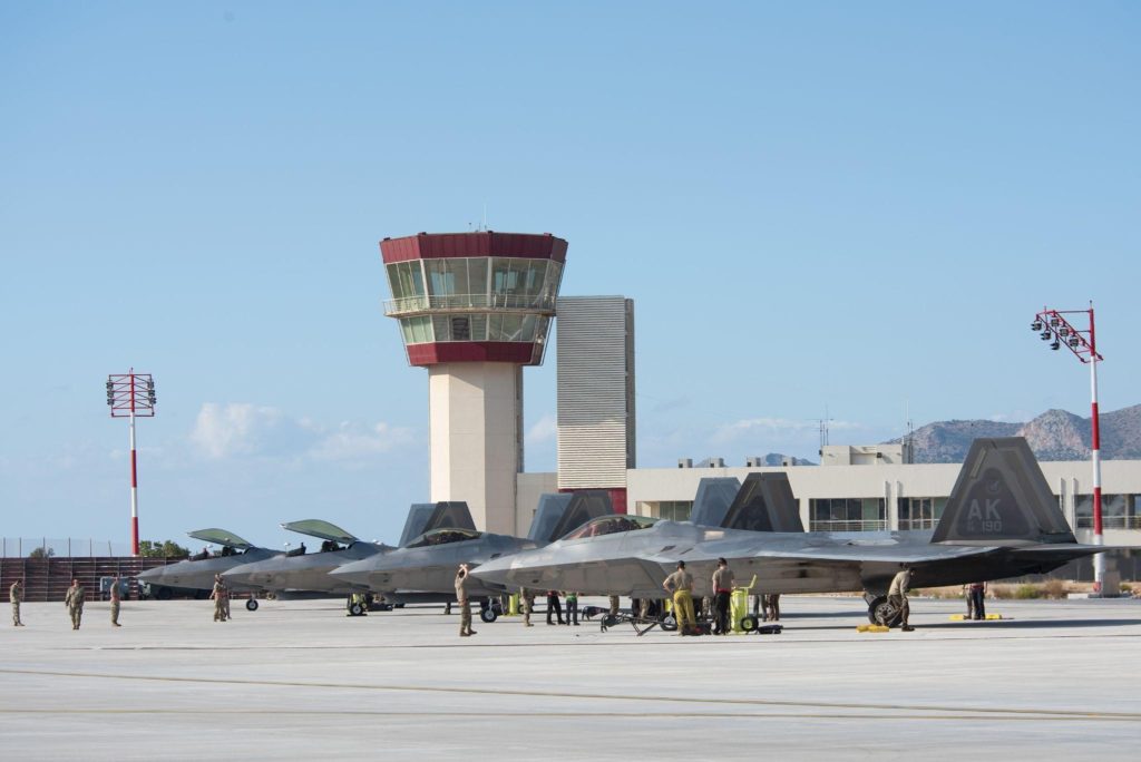 στην-σούδα-τα-αόρατα-f-22-raptor-τα-κορυφαία-μ-1549148