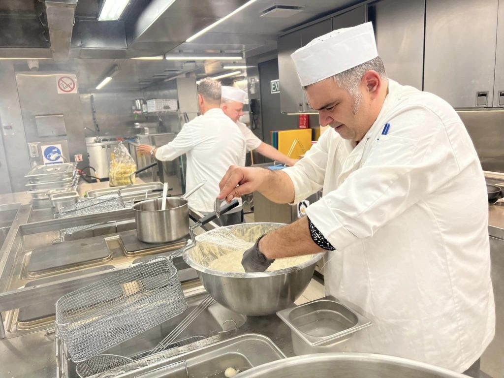 ένας-χανιώτης-μάγειρας-στο-πλοίο-που-σ-1541371