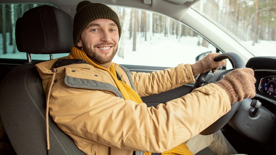 φοράς-μπουφάν-στο-αυτοκίνητο-αυτό-είν-1567659