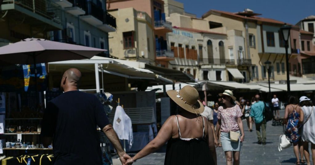 οι-τουρίστες-έρχονται-αλλά-ξοδεύουν-λ-1564946