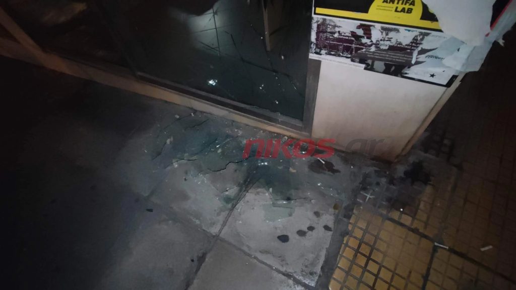 έσπαγαν-τζαμαρίες-με-τούβλα-και-βαριο-1602944