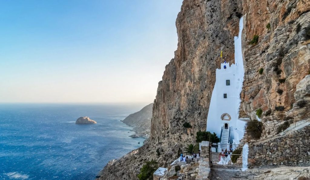 4-μοναστήρια-στην-ελλάδα-κρεμασμένα-στ-1634426