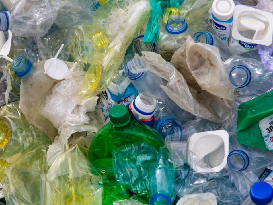 πλαστικά-μιας-χρήσης-6-εκατ-τόνους-αυξ-1631425