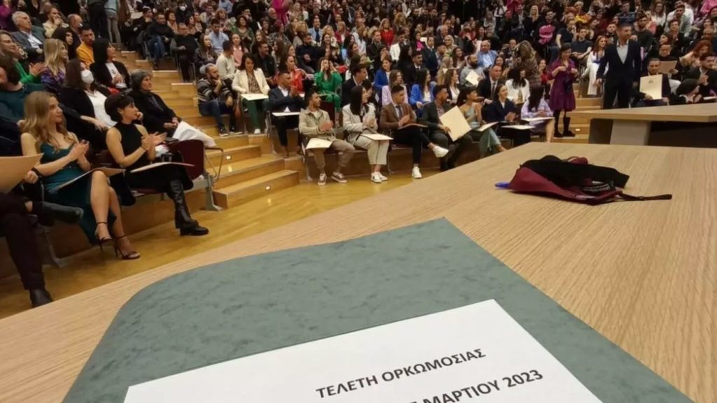 συγκίνηση-στην-ορκωμοσία-των-αποφοίτ-1651348